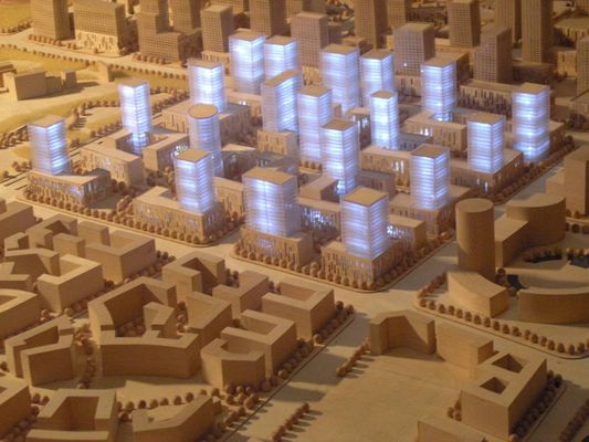 kaufen Architekturmodell eines modernen Stadtkomplexes mit beleuchteten Gebäuden und Landschaftsmerkmalen online manufacture