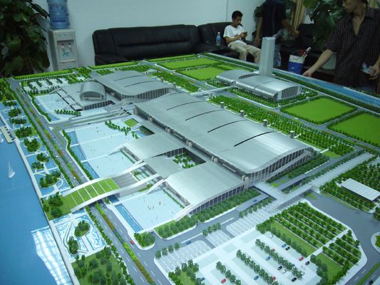 購入 現代展示センターの建築模型 – 精密スケールモデル、詳細なランドスケープ付き online manufacture
